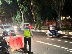 Sat Lantas Polres Bandara Ngurah Rai Lakukan Pengaturan Arus Lalu Lintas Malam Hari