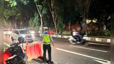 Sat Lantas Polres Bandara Ngurah Rai Lakukan Pengaturan Arus Lalu Lintas Malam Hari