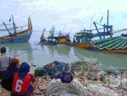 Nelayan di Tempat Pelelangan Ikan (TPI) Palang, Tuban Berduka