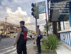 Utamakan keselamatan di jalan Raya Personil Polsek Tabanan laksanakan Pengaturan arus lalulintas