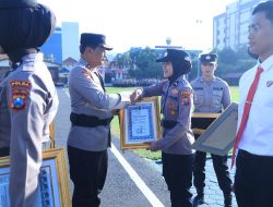 Kapolda Jatim Beri Penghargaan 73 Personel Berprestasi 4 Diantaranya Terima KPLB