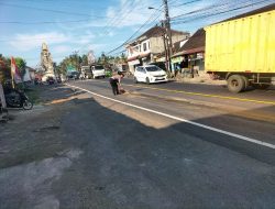 Bhabinkamtibmas Desa Tegal Mengkeb bersinergi dengan Pecalang Amankan Kegiatan Upacara Ngaben