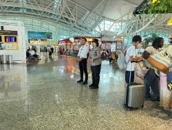 Polwan Humanis Sambut Penumpang dengan Senyum di Bandara Ngurah Rai