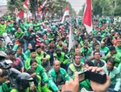 Tuntut Keadilan, Ratusan Ojol Geruduk Polres Jombang
