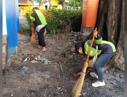 Ojol Kompak Bersihkan Pos Polisi yang Dibakar Massa di Surabaya