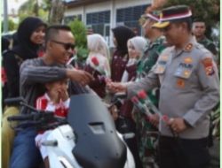 Polres Inhil, Forkopimda, Mahasiswa, dan Masyarakat Gelar Aksi Solidaritas Bagi-Bagi Bunga di Tembilahan
