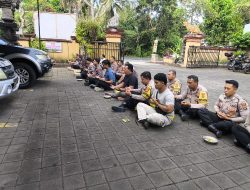 Personil Polsek Selemadeg barat Sembahyang Bersama Hari Saraswati