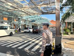 Sat Lantas Polres Bandara Ngurah Rai Atur Lalu Lintas di Keberangkatan Domestik