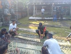Babinsa Desa Jegu Turun Langsung Ngayah Bersama Masyarakat di Pura Desa