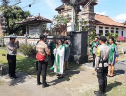 Polsek Kawasan Pelabuhan Gilimanuk Hadirkan Rasa Aman Saat Pengamanan Ibadah Minggu di GKPB  Jembrana | jejekkasus.info – Untuk menciptakan rasa aman dan kondusif, Jajaran Polsek Kawasan Pelabuhan Gilimanuk yang dipimpin Ipda I Gede Ari Apriana melaksanakan pemantauan dan pengamanan kebaktian Minggu di Gereja Kristen Protestan di Bali (GKPB) Jemaat AGAPE, Jalan Raya Gilimanuk–Denpasar, Kelurahan Gilimanuk, Kecamatan Melaya, Kabupaten Jembrana, pada pukul 08.00 WITA.  Kegiatan ini merupakan tindak lanjut arahan Kapolres Jembrana, AKBP Kadek Citra Dewi Suparwati, S.H., S.I.K., M.I.K., agar Polri senantiasa hadir di tengah masyarakat sebagai wujud pelayanan prima kepolisian.  Dalam pelaksanaan pengamanan, petugas tidak hanya menjaga jalannya ibadah, tetapi juga menyampaikan pesan kamtibmas kepada jemaat agar bersama-sama menjaga keamanan lingkungan, tidak melakukan pelanggaran hukum, serta aktif melaporkan hal-hal mencurigakan kepada pihak kepolisian.  “Ibadah adalah momen sakral yang harus dilaksanakan dengan khusyuk. Kehadiran kami di sini untuk memastikan jemaat merasa tenang, aman, dan nyaman dalam beribadah. Kami juga mengajak seluruh masyarakat untuk selalu bersinergi menjaga kamtibmas di wilayah Gilimanuk,” ujar Ipda I Gede Ari Apriana selaku pemimpin kegiatan.  Ibadah yang dipimpin oleh Pendeta Hetty Widowaty S.Si. ini diikuti sekitar 25 jemaat dengan tema “Membangun Peradaban yang Dijiwai oleh Kasih terhadap Tuhan, Sesama, dan Lingkungan dalam Rangka Menjadi Berkat dan Terang Bangsa-Bangsa.”  Pendeta Hetty Widowaty menyampaikan apresiasi atas pengamanan yang dilakukan pihak kepolisian. “Kami berterima kasih kepada Polres Jembrana khususnya Polsek Gilimanuk yang selalu hadir mendampingi jemaat. Kehadiran Polri memberikan rasa damai dan nyaman, sehingga umat dapat beribadah dengan penuh sukacita,” ucapnya.  Jemaat pun menyambut positif kehadiran Polri, serta menyampaikan harapan agar kegiatan pengamanan rutin ini terus dilakukan demi memberikan kenyamanan dalam beribadah.  [Amin]