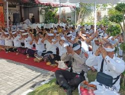 Forkopimcam, Tokoh Adat, dan Agama Hadiri Upacara Piodalan di Pura Kerti Buana Polsek Dentim