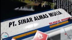 Truk Tengki PT. Sinar Almas Mulia Muatan BBM Solar 8000 Liter Jatuh dari Tol di Mojokerto