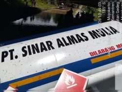 Truk Tengki PT. Sinar Almas Mulia Muatan BBM Solar 8000 Liter Jatuh dari Tol di Mojokerto