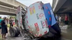 Truk Tengki PT. Sinar Almas Mulia Muatan BBM Solar 8000 Liter Jatuh dari Tol di Mojokerto