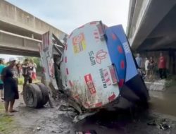 Truk Tengki PT. Sinar Almas Mulia Muatan BBM Solar 8000 Liter Jatuh dari Tol di Mojokerto