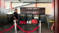 Gerebek Penimbunan BBM Solar Subsidi Polres Gresik Amankan barang bukti (BB) 8.000 Liter