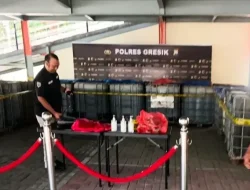 Gerebek Penimbunan BBM Solar Subsidi Polres Gresik Amankan barang bukti (BB) 8.000 Liter