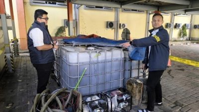 Gudang Penimbunan BBM Solar di Desa Ngemboh, Kecamatan Ujungpangkah, di Gerebek Polres Gresik