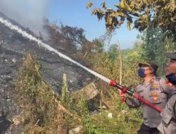Polsek Kerambitan Bersama Damkar dan Petugas TPA Bahu-Membahu Padamkan Titik Api di TPA Mandung